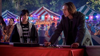 Imagem da notícia Wandinha: Como a 2ª temporada explica demissão de ator polêmico? Personagem ainda tem impacto na trama dos novos episódios