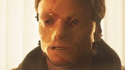 Imagem da notícia Cara-de-Barro: Novo filme da DC foi influenciado diretamente pelo terror "extremo" de um diretor da Marvel