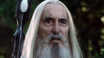 Imagem da notícia Quando o veterano de guerra Christopher Lee corrigiu Peter Jackson sobre o som que um homem faz ao ser esfaqueado: “Eu sei”