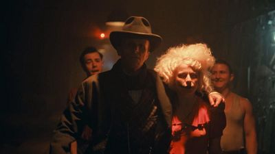 Imagem da notícia Vencedora do Globo de Ouro surge irreconhecível como monstro em novo filme sombrio de Christian Bale