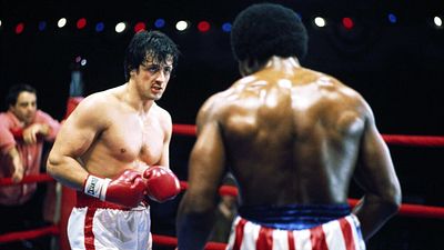 Imagem da notícia "Rocky desistiu da luta no final": Sylvester Stallone explica que o roteiro original do lendário filme de boxe era muito mais sombrio