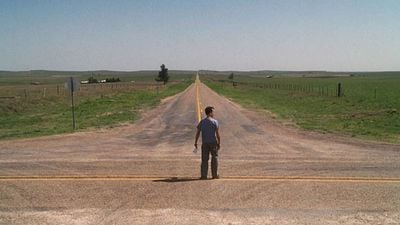 Imagem da notícia Este filme interrompeu as gravações por um ano para que Tom Hanks perdesse peso: Seu diretor aproveitou para fazer um suspense com Harrison Ford