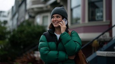Imagem da notícia Com Off Campus e Sua Culpa Londres varrendo a Prime Video, Netflix aposta em nova comédia romântica com Zoey Deutch para competir com sucessos de romance do streaming rival