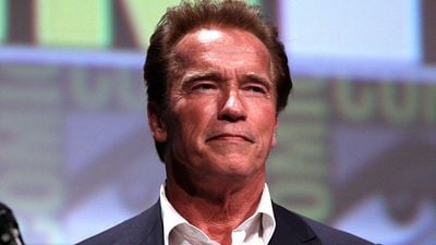 Imagem da notícia Arnold Schwarzenegger paga um dólar à Warner Bros há 29 anos para poder manter o objeto mítico de um de seus filmes de pior audiência