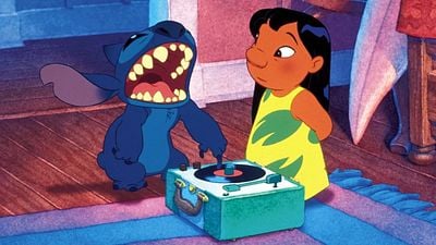 Imagem da notícia Lilo & Stitch tem referência ao Batman que você não notou: Pause o desenho em 1 hora e 18 minutos para ver