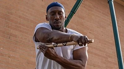 Imagem da notícia Após cancelamento pela Marvel, Mahershala Ali usou treinamento de Blade para novo filme de ação: "Eles pagaram"