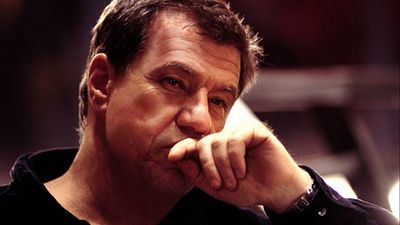 Imagem da notícia Schwarzenegger e Bruce Willis devem muito a ele: Essa lenda dos filmes de ação retornará às telas de cinema?