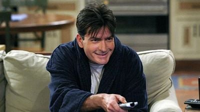 Imagem da notícia Qual era o salário de Charlie Sheen em Two and a Half Men? Jon Cryer ganhou apenas um terço desse valor pelo papel de Alan