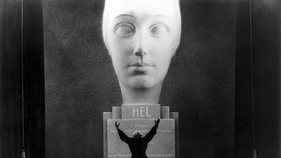 Imagem da notícia Este truque com espelhos foi inventado há 100 anos, e as superproduções de Hollywood ainda o usam até hoje!