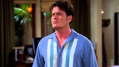 Imagem da notícia "Não justifica": Charlie Sheen revela que ataque de raiva nas gravações de Two And a Half Men foi causada por creme de testosterona