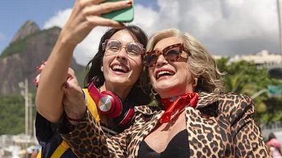 Imagem da notícia Sessão da Tarde hoje (28/04): Filme Coisa de Novela, com Susana Vieira, traz viagem inesperada (e emocionante!) aos Estúdios Globo