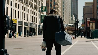 Imagem da notícia O Homem-Aranha aparece no início de Batman - O Cavaleiro das Trevas, mas é praticamente impossível notar; veja o momento exato