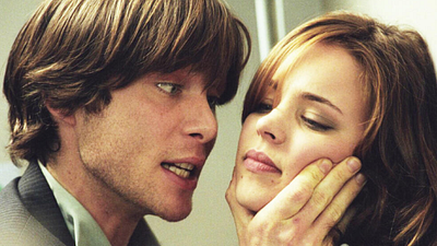 Imagem da notícia Já assistiu? Muito antes de Oppenheimer, Cillian Muprhy apareceu completamente surtado em suspense dirigido por um mestre do terror