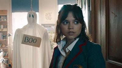 Imagem da notícia Quem é a voz brasileira da Jenna Ortega? A dubladora de Wandinha e Beetlejuice 2 já conheceu a atriz de Hollywood