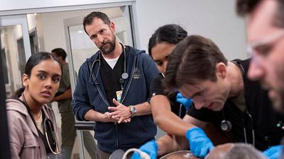 Imagem da notícia Esqueça Grey’s Anatomy! Esta série de 15 episódios é o melhor drama médico do streaming e uma grande aposta para o Emmy 2025