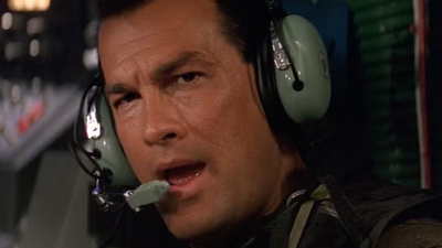 Imagem da notícia Não esperávamos que este personagem morresse! É uma das melhores reviravoltas da trama, o que torna esse filme de ação dos anos 90 tão surpreendente