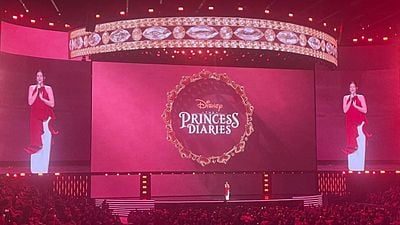 Imagem da notícia "Nós insistimos muito": Anne Hathaway revela bastidores de O Diário da Princesa 3 após recusa de lenda do cinema