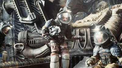 Imagem da notícia Esta obra-prima de Bruce Willis é uma "cópia" de Alien: Parece ridículo, mas há uma explicação