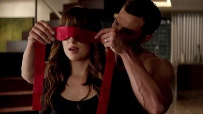 Imagem da notícia Qual é a ordem de Cinquenta Tons de Cinza? Veja qual é a sequência correta e onde assistir a todos os filmes de Dakota Johnson e Jamie Dornan
