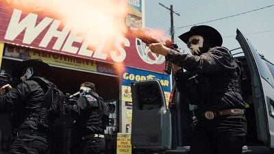 Imagem da notícia Filme de gangster ultra-brutal para ver hoje: Shia LaBeouf tatuou a parte superior do corpo inteiro para este filme!