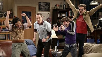 Imagem da notícia Passou despercebido, mas um ator de The Big Bang Theory apareceu no universo de Friends interpretando (quase) o mesmo papel