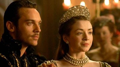 Imagem da notícia Uma série histórica com produção luxuosa do criador de Vikings: Foi nela que Henry Cavill alcançou o estrelato!