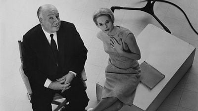 Imagem da notícia Terror por trás e na frente das câmeras: Pesadelo real vivido por Tippi Hedren nos bastidores do clássico Os Pássaros ganha detalhes inéditos com nova biografia do mestre do horror Alfred Hitchcock