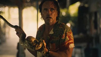 Imagem da notícia "Estou morrendo lentamente?": Ator de The White Lotus foi parar no hospital após ser picado por uma cobra no set