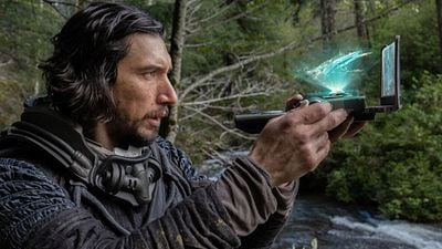 Imagem da notícia Este filme de ficção científica foi um fiasco, mas Adam Driver concordou em participar sem pensar duas vezes: "Tinha dinossauros, laser e naves espaciais"