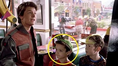 Imagem da notícia Ele esteve bem na nossa frente por 36 anos! Poucos espectadores notaram este grande astro de Hollywood em De Volta para o Futuro 2