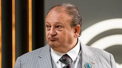 Imagem da notícia Quem saiu do MasterChef Profissionais 2026? Após derrapar em prato com cabeça de frango e pesar a mão no sal, participante deixa o jogo e lamenta: “Muito triste”