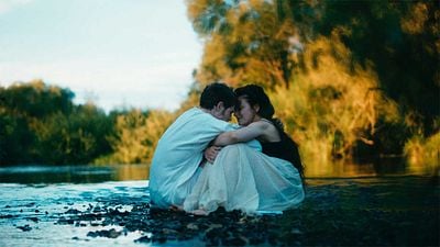 Imagem da notícia Se você gosta de Bridgerton, precisa conferir essa outra série na Netflix: Tem apenas seis episódios e já tem uma 2ª temporada garantida