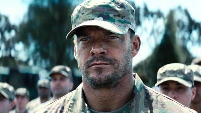Imagem da notícia Por que o filme de ação e guerra estrelado por Alan Ritchson, Máquina de Guerra, está causando confusão na Netflix?