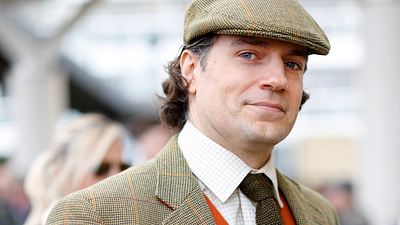 Imagem da notícia De graça no streaming: A série histórica com produção luxuosa do criador de Vikings que tornou Henry Cavill famoso