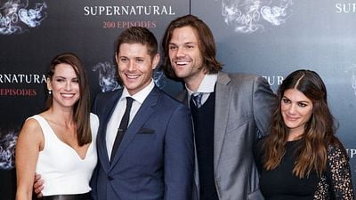 Imagem da notícia Supernatural: As esposas dos atores na vida real apareceram juntas em episódio da série e você não reparou