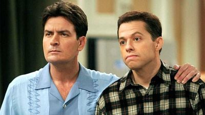 Imagem da notícia Jon Cryer praticamente descartou trabalhar com Charlie Sheen novamente depois de Two and a Half Men: "Não sei se quero fazer negócios com ele por muito tempo"