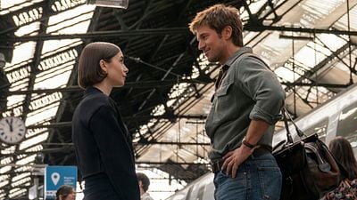 Imagem da notícia Vai ter 6ª temporada de Emily em Paris? Tudo o que sabemos sobre o futuro da comédia romântica de Lily Collins