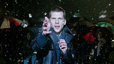 Imagem da notícia Os fãs tiveram que esperar 9 anos – e receberam mais do que o esperado: Franquia de assalto com Jesse Eisenberg terá mais uma sequência