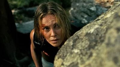 Imagem da notícia Estreou hoje na Netflix: Charlize Theron vira presa de um caçador em filme de ação emocionante