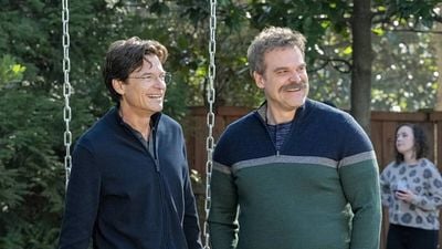 Imagem da notícia Três protagonistas frustrados e um assassinato por resolver: A premissa desta minissérie da HBO Max não surpreende, mas acaba sendo magnífica