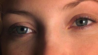 Imagem da notícia Há 24 anos esta atriz não sabia que o cartaz deste filme cult a tornaria famosa : "Espero que todos os meus ex vejam este cartaz"