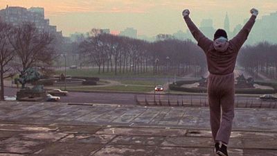 Imagem da notícia Ele enfrentou Van Damme e Jason Momoa aos 77 anos: Qual é o próximo filme deste astro de ação?