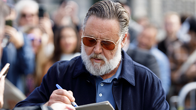 Imagem da notícia "Quem ele pensa que é?": Russell Crowe foi zombado por astro de Hollywood ao declamar poesia em público
