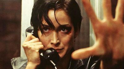 Imagem da notícia Apesar do sucesso de Matrix, Carrie-Anne Moss estava sem dinheiro: "Tenho que servir mesas enquanto esse filme enorme é lançado"