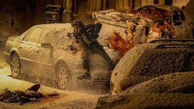 Imagem da notícia "Tomei liberdades": Diretor do filme de Resident Evil confirma o maior pesadelo dos fãs puristas e revela exatamente quando história acontece