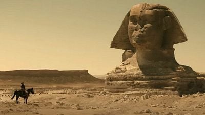 Imagem da notícia Napoleão realmente disparou balas de canhão contra as pirâmides do Egito?