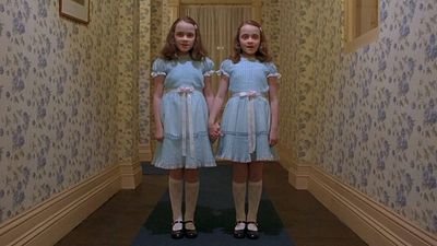 Imagem da notícia Há 45 anos, elas aterrorizavam o mundo como as gêmeas de O Iluminado; hoje, se dizem "assustadoras por natureza"