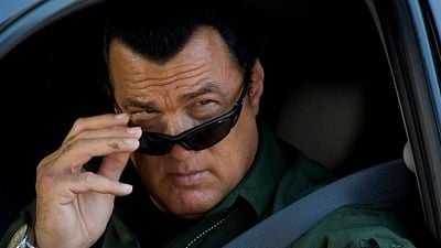 Imagem da notícia Após 6 anos, Steven Seagal comemora seu retorno – com ação à moda antiga