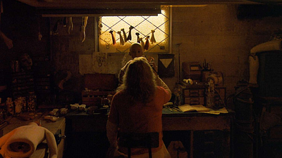 Imagem da notícia O satanismo é glamouroso: Como Longlegs usa o rock dos anos 70 e o ocultismo para moldar o personagem de Nicolas Cage