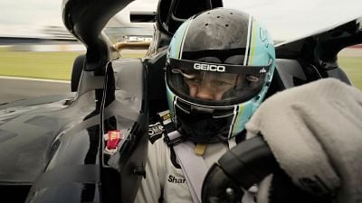 Imagem da notícia "Brad Pitt entrou na pista": Elenco de F1 encarou meses de treino com Lewis Hamilton